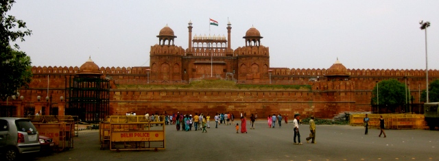 The very loooong Red Fort.