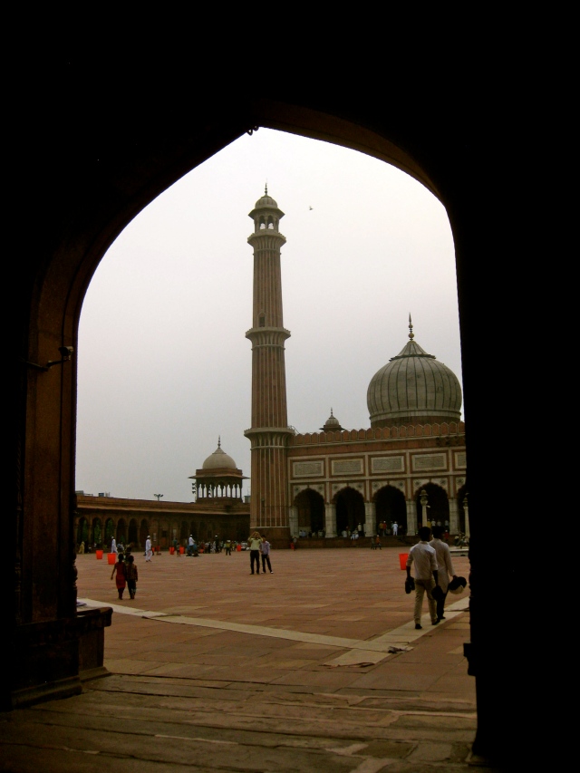 Peeking in the Jama Masjid.